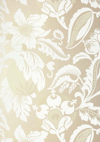 Tapeta Thibaut Anna French MALLORCA Pearl w odcieniach perłowych, z delikatnym, kwiatowym wzorem w bieli i beżu, na jednolitym tle. Wzór zawiera liście i ornamenty, nadając elegancki wygląd.