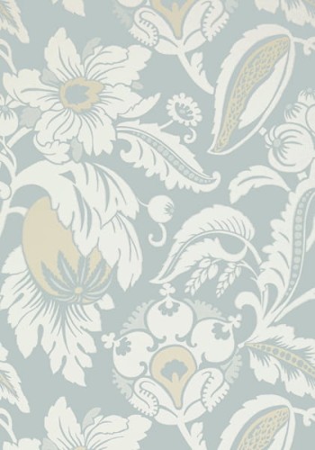 Tapeta Thibaut Anna French MALLORCA w kolorze aqua, z delikatnym wzorem kwiatowym i liśćmi w odcieniach kremowych i beżowych. Motyw jest bogaty w detale, tworząc elegancki i stylowy wygląd. Tło jest w jasnym, stonowanym odcieniu niebieskiego.