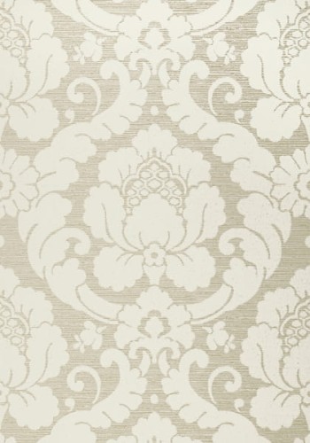 Tapeta Thibaut Anna French MARLOW Pearl w kolorze perłowym z delikatnym wzorem florystycznym w odcieniach białego i szaro-beżowego. Zbliżenie na fakturę tapety, ukazujące definicję i elegancję wzoru. Idealna do aranżacji eleganckich wnętrz.