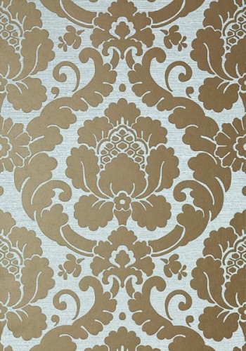 Tapeta Thibaut Anna French MARLOW w kolorze metallicznym srebrnym na tle w odcieniu aqua. Wzór przedstawia bogate, stylizowane kwiaty i liście, z wyraźnym teksturowanym tłem. Idealna do eleganckich wnętrz.