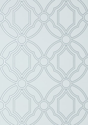 Tapeta Thibaut Anna French ROSCOE Aqua w jasnym tle, z delikatnym, powtarzającym się wzorem geometrycznym. Motyw składa się z owalnych i prostokątnych kształtów z centralnymi okręgami, w kolorze aqua i szaro-białym.