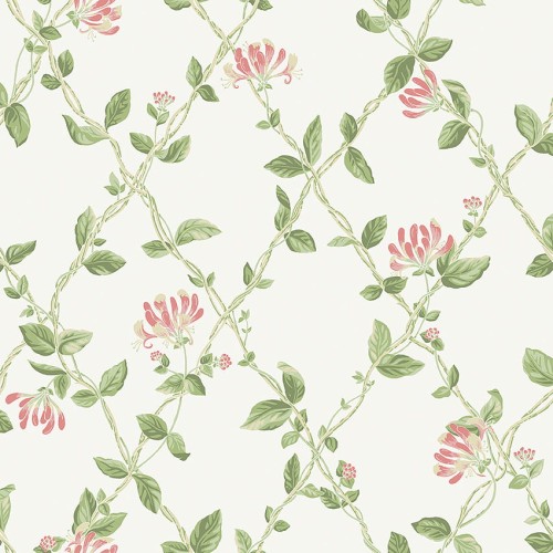 Tapeta Marstrand II Honeysuckle White z jasnym tłem, różowe kwiaty o wydłużonych płatkach i jasnozielone liście w regularny karo wzór. Produkt w formie arkusza, rozłożony, bez napisów.