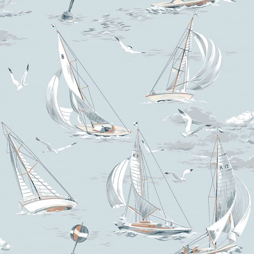 Tapeta Marstrand II Sailboats Light Blue przedstawia wzór z żaglówkami na jasnoniebieskim tle. Wzór zawiera różne łodzie, ptaki i chmury, tworząc morską scenę w delikatnych odcieniach niebieskiego i bieli.