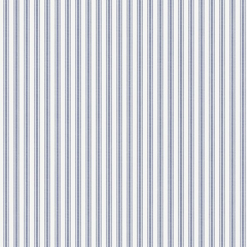 Tapeta Marstrand II Aspo Stripe w kolorze niebieskim i białym, z regularnym wzorem pionowych pasków. Paski mają różne szerokości, co dodaje tekstury i głębi. Idealna do aranżacji ścian w stylu marynistycznym lub skandynawskim.
