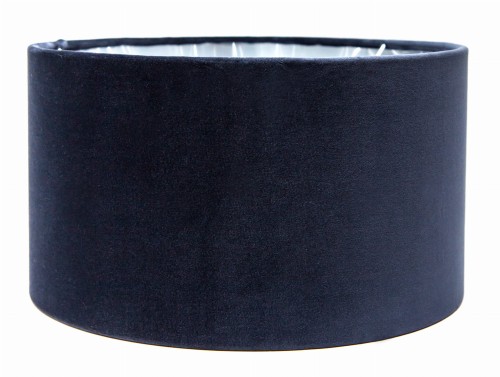 Abażur w kolorze granatowym o wymiarach 30 cm średnicy i 17 cm wysokości, wykonany z miękkiego materiału velours. Okrągły kształt, gładka faktura i jasne wnętrze. Idealny do lamp stojących lub sufitowych.