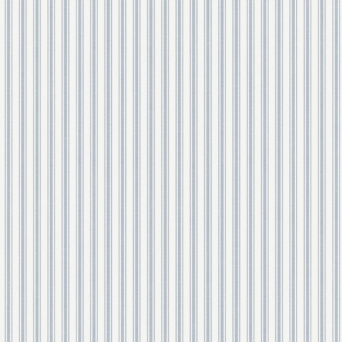 Tapeta Marstrand II Aspo Stripe w odcieniach błękitu i bieli, z poziomymi, delikatnymi paskami o różnej szerokości. Produkt prezentowany na jednolitym tle, w układzie prostym, idealny do dekoracji wnętrz.