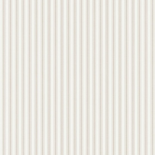 Tapeta Marstrand II Aspo Stripe w kolorze beżowym z białymi paskami, o matowej fakturze. Produkt prezentowany w pozycji rozłożonej, na jednolitym tle, ukazując równomierne wzory o delikatnym charakterze. Bez widocznych napisów czy logo.
