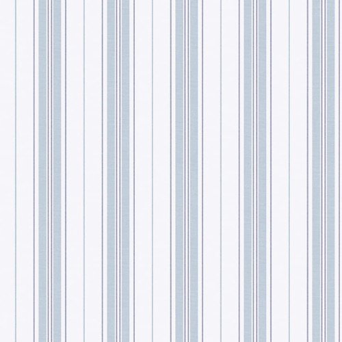 Tapeta Marstrand II Hamnskar Stripe Blue/White w pionowe pasy w odcieniach błękitu i bieli. Prosty wzór, matowa tekstura, idealna do wnętrz. Ujęcie frontalne, ukazuje całą powierzchnię tapety na jasnym tle.
