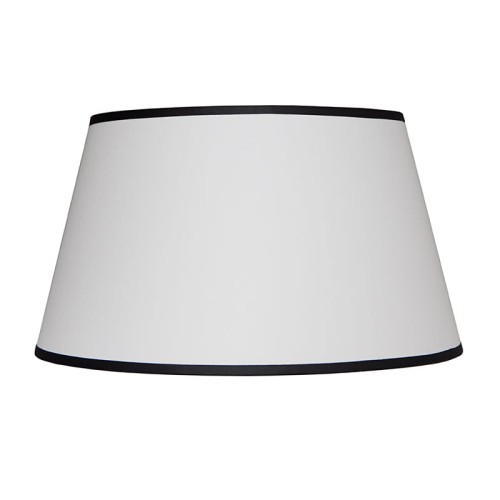 Abażur Chic Quinn w kolorze białym z czarną lamówką, o kształcie stożkowym. Wymiary: 30 cm średnicy, 23 cm wysokości, 17 cm na podstawie. Produkt prezentowany w ujęciu frontalnym, stojący na płaskiej powierzchni, bez dodatkowych akcesoriów.