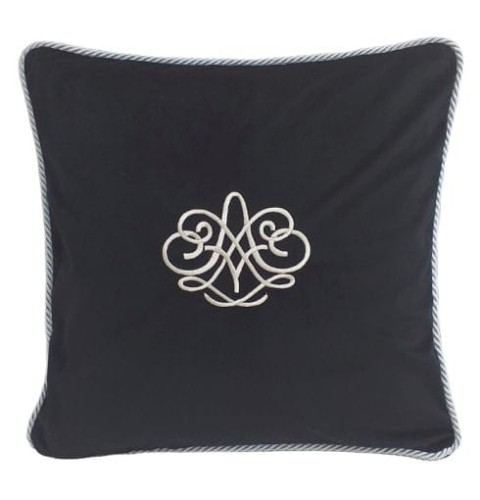 Poduszka haftowana dekoracyjna w kolorze czarnym, z białym haftem monogramu na przedniej stronie. Produkt leży na płaskiej powierzchni, wykończony elegancką lamówką. Idealna do dekoracji wnętrz, dodająca stylu i komfortu.