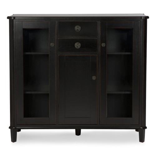 Czarna witryna drewniana Henshaw Laura Ashley o wymiarach 128x42x116 cm. Produkt z trzema szklanymi półkami oraz jedną szufladą z metalowymi gałkami. Stojąca konstrukcja z czterema nogami, w prostym, eleganckim stylu, idealna do salonu lub jadalni.
