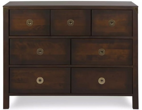 Komoda drewniana Balmoral Laura Ashley w kolorze kasztanowym, z sześcioma szufladami z okrągłymi, metalowymi uchwytami. Prosty, prostokątny kształt, wymiary 110x45x85 cm, prezentowana frontalnie na jasnym tle.