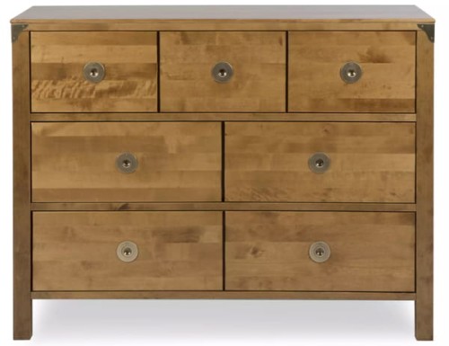 Komoda drewniana Balmoral Laura Ashley w kolorze miodowym, z sześcioma szufladami o okrągłych metalowych uchwytach. Wymiary 110x45x85 cm, stojąca na prostych nogach, z widocznymi detalami w postaci metalowych narożników.