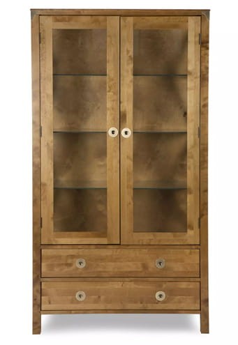 Witryna drewniana Balmoral Laura Ashley miodowa, z dwiema przeszklonymi drzwiami i dwiema szufladami z metalowymi uchwytami. Wymiary: 99,5x40x181 cm.