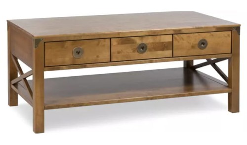 Stolik kawowy drewniany Balmoral Laura Ashley w kolorze miodowym, o wymiarach 110x60x47 cm. Posiada trzy szuflady z okrągłymi uchwytami oraz dolną półkę. Ułożony poziomo, z widocznymi detalami konstrukcyjnymi na bokach.