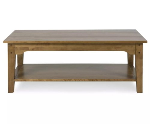 Stolik kawowy z drewna w kolorze miodowym, o wymiarach 118x66x45 cm, z dwoma blatami. Prosta forma, widoczne deski na górnym blacie, stabilne nogi w formie prostokątów. Umieszczony frontalnie na jasnym tle.