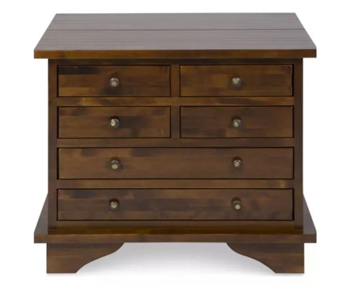 Komoda Garrat Laura Ashley w kolorze kasztanowym, o wymiarach 63x50x52,5 cm. Posiada sześć szuflad z metalowymi uchwytami. Konstrukcja z widocznymi słojami drewna, z prostym blatem i delikatnymi nogami, ustawiona w pozycji stojącej na białym tle.