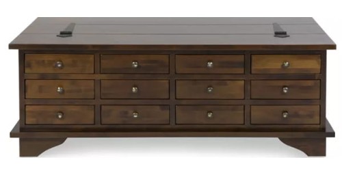Komoda Garrat Laura Ashley w kolorze kasztanowym, o wymiarach 118x66x43 cm, z wieloma szufladami z metalowymi uchwytami. Stojąca, z prostym blatem i dekoracyjnymi detalami na bokach. Idealna do przechowywania w różnych aranżacjach wnętrz.