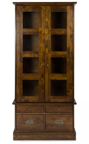 Witryna Garrat Laura Ashley w kolorze kasztanowym, o wymiarach 87x41x183 cm. Posiada dwa szklane drzwi z widocznymi półkami oraz dwa dolne szuflady z metalowymi uchwytami. Stoi w pozycji pionowej na prostokątnej podstawie, na jednolitym tle.