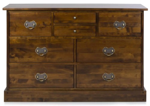 Drewniana komoda Garrat Laura Ashley w kolorze kasztanowym, o wymiarach 127x43x85 cm, z sześcioma szufladami. Przednia strona z dekoracyjnymi uchwytami metalowymi i jednym mniejszym frontem. Ujęcie frontalne, na jednolitym tle.
