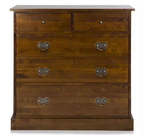 Komoda Garrat Laura Ashley w kolorze kasztanowym o wymiarach 110x47x110 cm. Ujęcie frontalne, z pięcioma szufladami zdobionymi metalowymi uchwytami. Druga górna szuflada jest mniejsza, pozostałe większe, wszystkie z gładkimi frontami.
