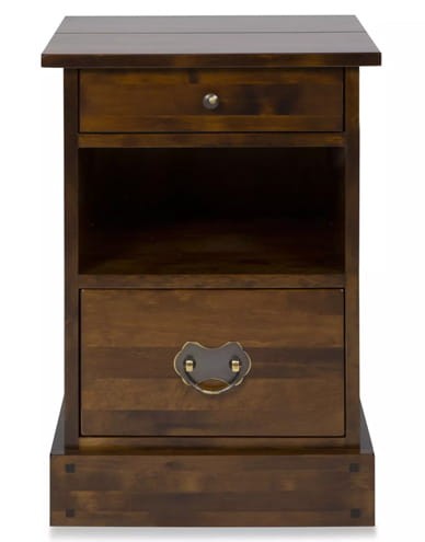 Stolik boczny Garrat Laura Ashley w kolorze kasztanowym, o wymiarach 44x47,5x68 cm. Posiada jedną szufladę z metalowym uchwytem oraz otwartą półkę. Ujęcie frontalne, ukazuje prostą, nowoczesną formę mebla z delikatnym wykończeniem drewnianym.