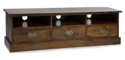 Garrat Laura Ashley Szafka RTV w kolorze kasztanowym o wymiarach 159,5x46x49 cm. Stojący mebel z trzema szufladami i dwoma otwartymi przegródkami. Widoczne metalowe uchwyty o kształcie serca. Prosta forma, idealna do aranżacji salonu.