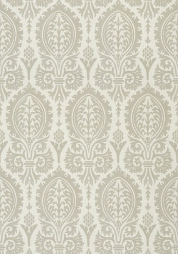 Tapeta Thibaut SIR THOMAS w kolorze beżowym i ecru, z tradycyjnym wzorem roślinnym. Materiał teksturowany, wzór powtarzający się w eleganckich kształtach. Produkt leżący na płaskim tle, bez widocznych akcesoriów ani logo.