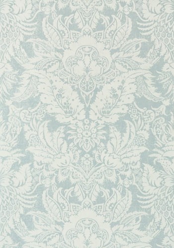 Tapeta Thibaut CHARDONNET DAMASK w kolorze błękitnym, z subtelnym, eleganckim wzorem damasku w odcieniach bieli. Wzór charakteryzuje się symetrycznymi motywami roślinnymi, idealna do klasycznych aranżacji wnętrz.