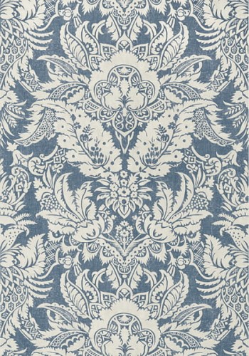 Tapeta Thibaut CHARDONNET DAMASK w kolorze granatowym z delikatnym, jasnym wzorem damaskowym. Motyw roślinny z eleganckimi detalami, na jednolitym tle. Idealna do aranżacji wnętrz, dodająca klasy i stylu.
