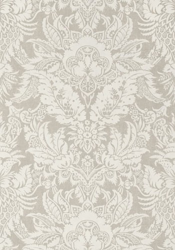 Tapeta Thibaut CHARDONNET DAMASK w odcieniu beżu, o subtelnym wzorze roślinnym z detalami w białym kolorze. Wzór składa się z eleganckich, symetrycznych motywów, tworząc harmonijną kompozycję. Produkt prezentowany na jednolitym tle.