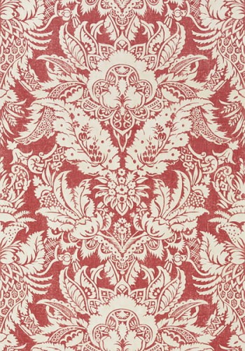 Tapeta Thibaut CHARDONNET DAMASK w odcieniu czerwieni z białym damaskowym wzorem. Przedstawia ozdobne liście i kwiaty, tworząc elegancki, teksturowany motyw. Widok frontalny, na jednolitym tle, idealna do aranżacji wnętrz.