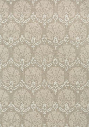 Tapeta Thibaut TURKISH DAMASK w odcieniach beżu z delikatnym, kremowym wzorem damaskowym, prezentowana w zbliżeniu na jednolitym tle. Wzór z motywem liściowym i symetrycznymi detalami, nadającym elegancki charakter.
