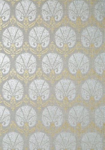 Tapeta Thibaut Turkish Damask w odcieniach srebra i złota, z eleganckim wzorem damaskowym. Tło w jasnoszarym kolorze z delikatnymi, połyskującymi detaliami. Wzór przedstawia stylizowane liście, tworząc luksusowy efekt wizualny.