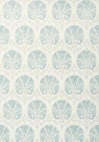 Tapeta Thibaut TURKISH DAMASK w kolorze błękitnym i ecru. Wzór przedstawia delikatne, roślinne motywy w formie liści, rozmieszczone równomiernie na tle. Ujęcie frontalne, obraz ukazuje pełną powierzchnię tapety na jasnym tle.