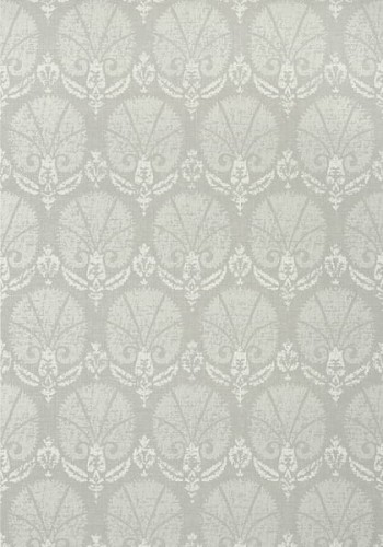 Tapeta Thibaut TURKISH DAMASK w kolorze szarym, z subtelnym wzorem damasku, przedstawia powtarzające się motywy o kształtach liści oraz florystycznych detalach. Produkt prezentowany na jednolitym tle, idealny do eleganckich wnętrz.