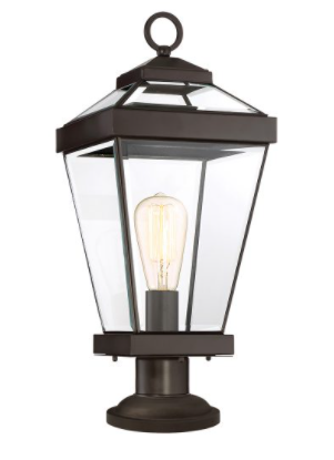 Lampa zewnętrzna stojąca Ronnie w kolorze brązowym, o wysokości 51 cm i szerokości 20,3 cm. Posiada przezroczyste szklane ścianki, metalową podstawę oraz lampę w stylu vintage widoczną wewnątrz. Ujęcie frontalne.