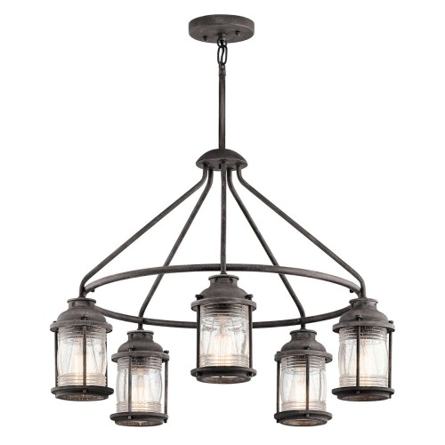 Lampa zewnętrzna wisząca Ashmore w kolorze cynkowym, o średnicy 66 cm i wysokości 51 cm, z sześcioma szklanymi kloszami w metalowej oprawie. Zawieszona na cienkim łańcuchu, idealna do oświetlenia przestrzeni na zewnątrz.