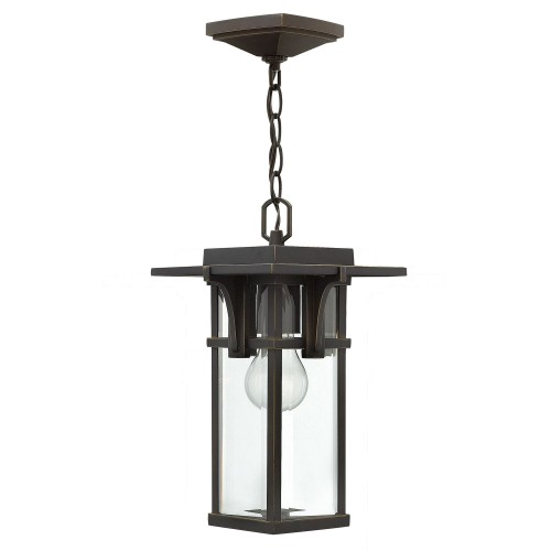 Wisząca lampa zewnętrzna Traino w kolorze brązowym, o wymiarach 18,4x30,5 cm. Produkt ma prostokątny kształt z przezroczystymi panelami. Ujęcie z przodu, ukazujące detal zawieszenia na łańcuszku oraz duże źródło światła wewnątrz.