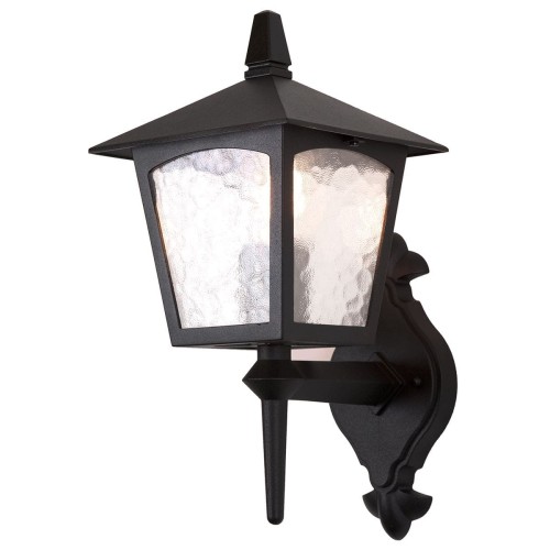 Czarny kinkiet zewnętrzny 18,5x43,5 cm o lampionowym kształcie z błyszczącymi, fakturowanymi osłonami i stożkowym dachem, zamontowany frontowo na ścianie. Elegancki akcent na elewacji.