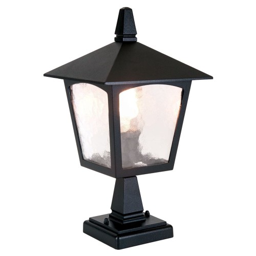 Stojąca lampa zewnętrzna Yorkshire w kolorze czarnym, o wymiarach 18,5x31,5 cm. Metalowa konstrukcja z dachem w kształcie stożka i przezroczystymi, teksturowanymi szybami. Ustawiona na kwadratowej podstawie.