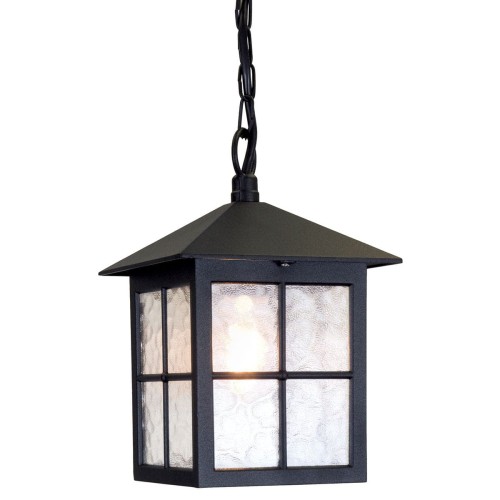 Wisząca czarna lampa zewnętrzna Windsor 18,5x28,5 cm, z metalowym stożkowym dachem i szklanymi, falistymi bokami, emitująca ciepłe światło. Zawieszona na łańcuchu, prezentowana na jednolitym tle.