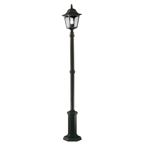 Lampa zewnętrzna, stojąca Chappy 1 w kolorze czarnym, o wysokości 179 cm. Posiada klasyczną, szklaną osłonę z widocznym źródłem światła. Ujęcie frontalne, produkt rozstawiony na podstawie o prostokątnym kształcie z detali ryflowaniem.