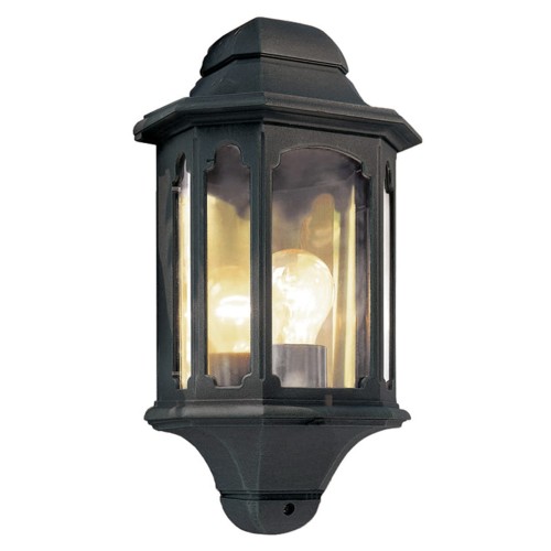 Lampa naścienna Chappy 2 w kolorze czarnym, o wymiarach 19x38 cm. Ma prostokątną, zdobioną obudowę z przezroczystymi szybami, w której widoczna jest żarówka. Zamontowana w pionie, z przodu widoczne detale krawędzi i przetłoczenia.