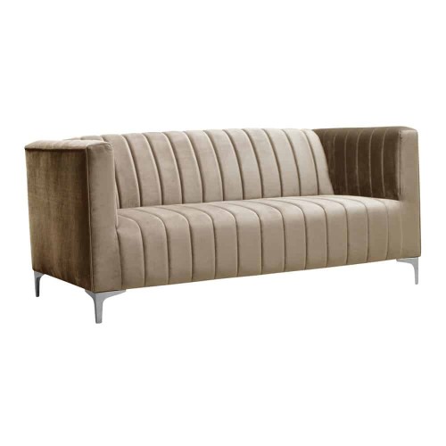 Dwuosobowa sofa Alvaro w beżu, tapicerowana miękkim materiałem z pionowymi przeszyciami, na metalowych nogach. Nowoczesny, elegancki design. Wymiary: 162x84x74 cm.