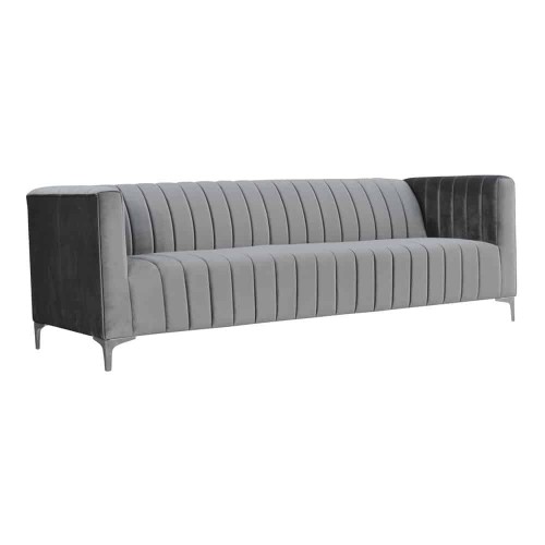 Trzyosobowa sofa Alvaro w stylu modern classic, szara, o wymiarach 220x84x74 cm. Posiada pionowe przeszycia na siedzisku i oparciu oraz niskie metalowe nóżki. Stojąca w pozycji leżącej, idealna do nowoczesnych wnętrz.