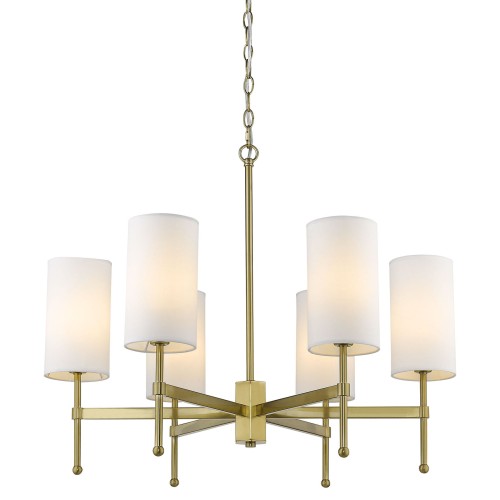 Elegancka lampa sufitowa Radiso w odcieniach mosiądzu z pięcioma białymi abażurami. Produkt wiszący, o wymiarach 70x70x39 cm, prezentowany frontalnie. Mosiężna konstrukcja z prostymi liniami, lekki matowy połysk abażurów z tkaniny.