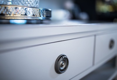 Konsola Drewniana z Szufladami Henshaw Laura Ashley Jasnoszara 160x38x85cm 9