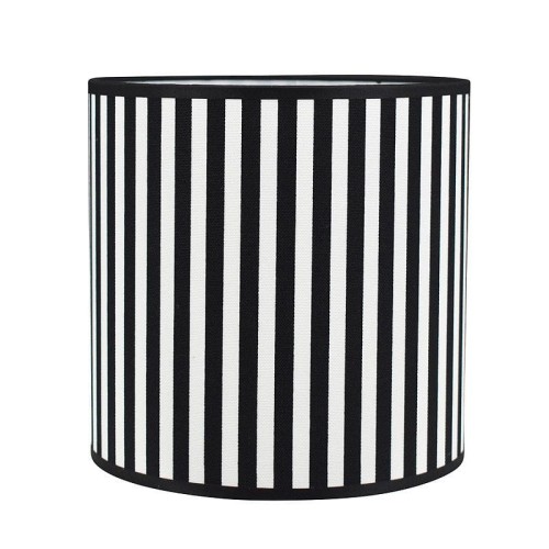 Abażur w kształcie cylindra o wymiarach 20x15 cm, wykonany z materiału w czarno-białe pionowe pasy. Produkt stoi na płaskiej powierzchni, z wyraźnie widocznymi krawędziami i teksturą tkaniny.
