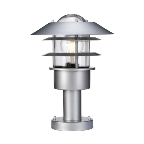Lampa stojąca zewnętrzna Herald w kolorze srebrnym, o wymiarach 22x30,5 cm. Posiada szklany klosz z metalowymi elementami w formie poziomych osłon. Stoi na okrągłej podstawie, idealna do oświetlenia przestrzeni zewnętrznych.